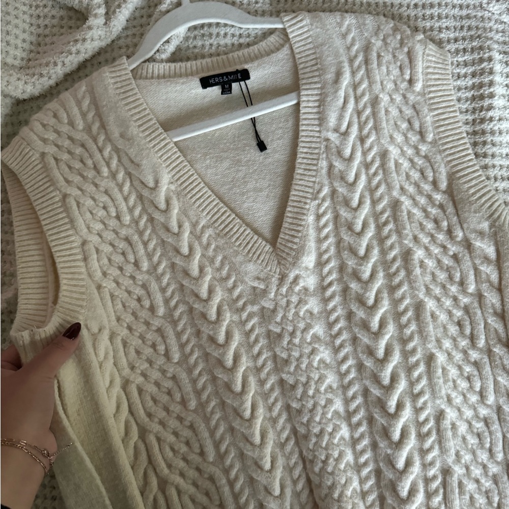 FALL knit 🧶 cream vest